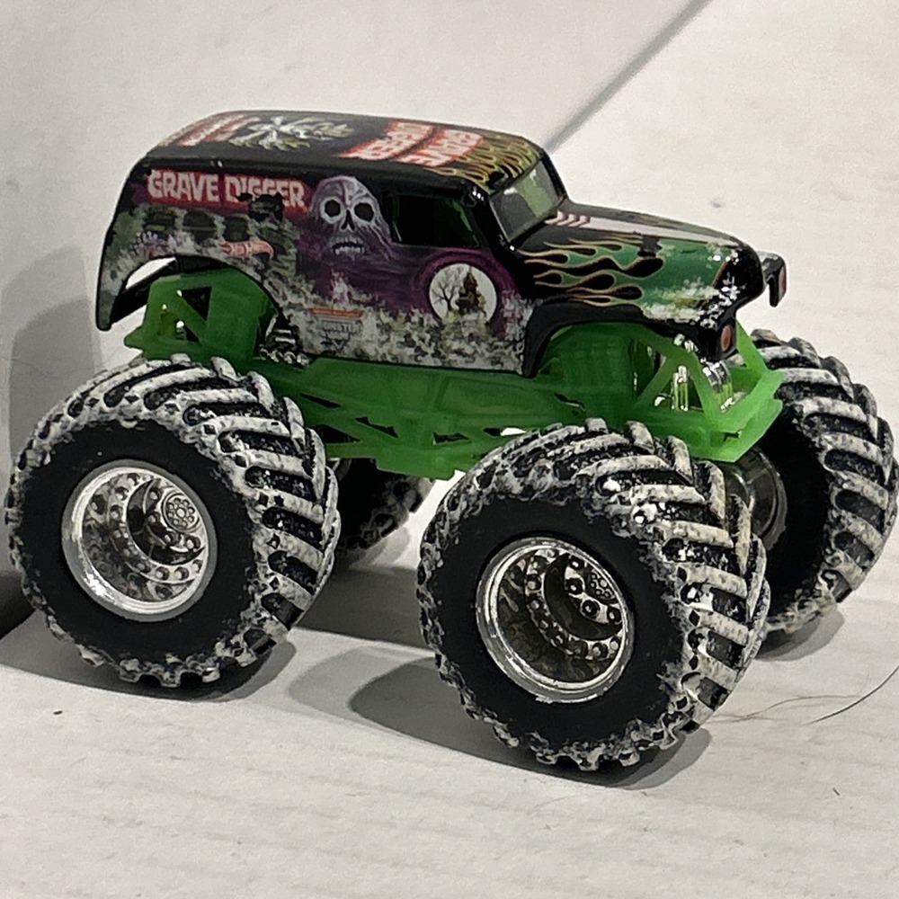 GRAVE DIGGER Monster Jam Hot Wheels Truck Christmas Collector Edition RARE B3